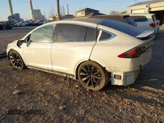 2017 Tesla Model X 90D z VIN 5YJXCBE20HF050017, wystawiony jako IAAI lot #41145641 z przebiegiem Nie podano mil oraz . Historia ofert i sprzedaży dostępna na DreamBid. Obrazek 3.