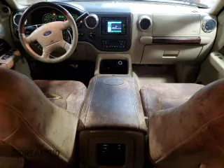 2006 Ford Expedition Eddie Bauer z VIN 1FMFU18526LA70493, wystawiony jako Copart lot #57306655 z przebiegiem 136 687 mil mil oraz Szkody całkowita. Historia ofert i sprzedaży dostępna na DreamBid. Obrazek 8.