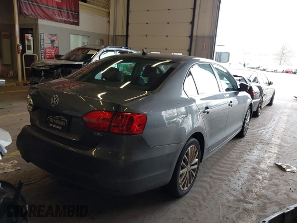 2014 Volkswagen Jetta SEL z VIN 3VWL17AJ8EM388218, wystawiony jako IAAI lot #41862353 z przebiegiem 140 514 mil mil oraz . Historia ofert i sprzedaży dostępna na DreamBid. Obrazek 4.