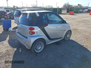 2013 Smart fortwo Pure z VIN WMEEJ3BA7DK614923, wystawiony jako IAAI lot #41677011 z przebiegiem 63 866 mil mil oraz . Historia ofert i sprzedaży dostępna na DreamBid. Obrazek 4.