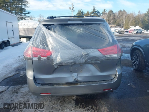 2012 Toyota Sienna LE AAS z VIN 5TDKK3DC2CS245540, wystawiony jako IAAI lot #41622653 z przebiegiem 226 969 mil mil oraz . Historia ofert i sprzedaży dostępna na DreamBid. Obrazek 16.