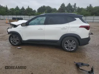 2023 Kia Seltos S z VIN KNDEUCAA6P7412900, wystawiony jako Copart lot #57625615 z przebiegiem 23 085 mil mil oraz Szkoda całkowita • Salvage title. Historia ofert i sprzedaży dostępna na DreamBid. Obrazek 2.