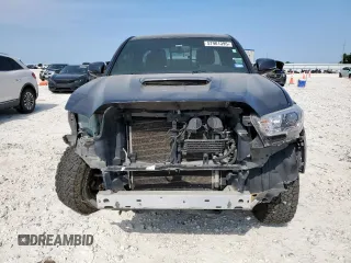 2017 Toyota Tacoma SR5 z VIN 5TFRZ5CNXHX025315, wystawiony jako Copart lot #57901395 z przebiegiem 158 197 mil mil oraz Szkoda całkowita • Salvage title. Historia ofert i sprzedaży dostępna na DreamBid. Obrazek 5.