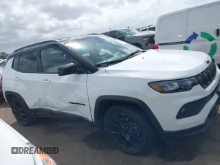 2022 Jeep Compass Latitude z VIN 3C4NJCBB6NT213502, wystawiony jako IAAI lot #41949094 z przebiegiem 11 090 mil mil oraz . Historia ofert i sprzedaży dostępna na DreamBid. Obrazek 13.