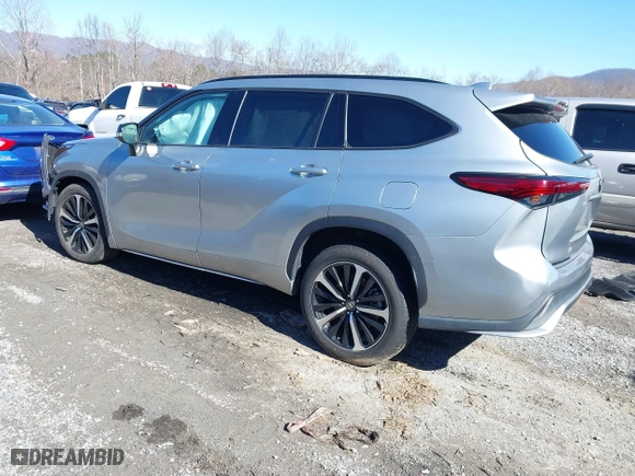 2021 Toyota Highlander XSE with VIN 5TDLZRBH8MS108802, listed as a IAAI auction lot 41645065 with 81,337 mi miles. Bid and sale history available at carsss.com. Image 3.