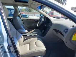 2001 Volvo V70 with VIN YV1SZ58D211035597, listed as a IAAI auction lot 41960219 with 176,757 mi miles. Bid and sale history available at carsss.com. Image 5.