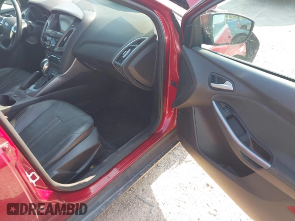 2014 Ford Focus Titanium z VIN 1FADP3N22EL381967, wystawiony jako IAAI lot #42782495 z przebiegiem 160 503 mil mil oraz . Historia ofert i sprzedaży dostępna na DreamBid. Obrazek 5.