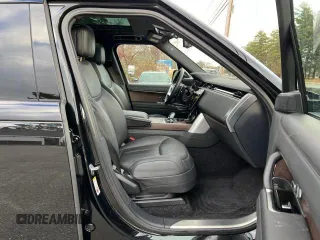 2023 Land Rover Range Rover SE z VIN SALKP9E70PA017747, wystawiony jako Copart lot #45363235 z przebiegiem 39 043 mil mil oraz Czysty tytuł • Clean title. Historia ofert i sprzedaży dostępna na DreamBid. Obrazek 5.