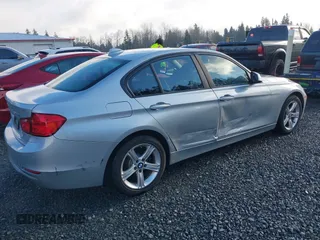 2015 BMW 3 Series 328i xDrive z VIN WBA3B5C56FF962334, wystawiony jako IAAI lot #41323621 z przebiegiem 33 419 mil mil oraz . Historia ofert i sprzedaży dostępna na DreamBid. Obrazek 4.