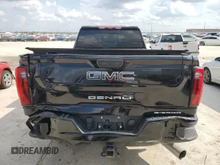 2024 GMC Sierra 3500HD Denali Ultimate z VIN 1GT49YEY6RF141959, wystawiony jako Copart lot #64583194 z przebiegiem 30 853 mil mil oraz Szkoda całkowita • Salvage title. Historia ofert i sprzedaży dostępna na DreamBid. Obrazek 6.