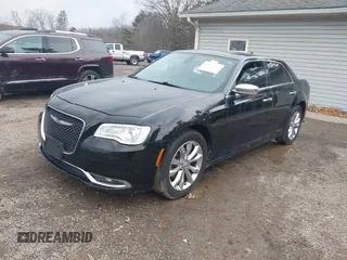 2017 Chrysler 300 C z VIN 2C3CCAKG5HH637501, wystawiony jako IAAI lot #41697791 z przebiegiem 110 299 mil mil oraz . Historia ofert i sprzedaży dostępna na DreamBid. Obrazek 2.