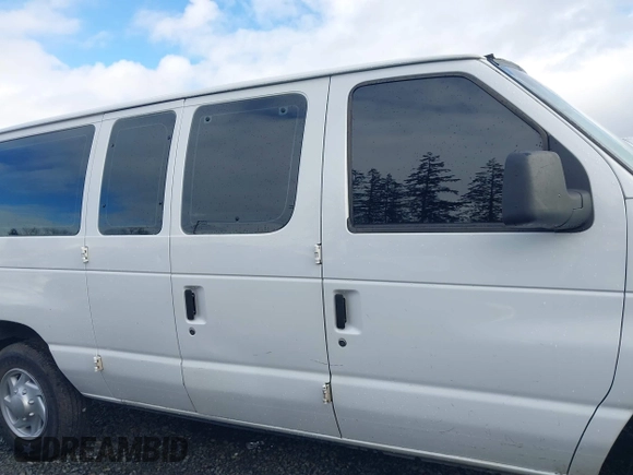 2010 Ford Econoline Passenger XL z VIN 1FBNE3BL9ADA74175, wystawiony jako IAAI lot #41456212 z przebiegiem 125 449 mil mil oraz . Historia ofert i sprzedaży dostępna na DreamBid. Obrazek 13.