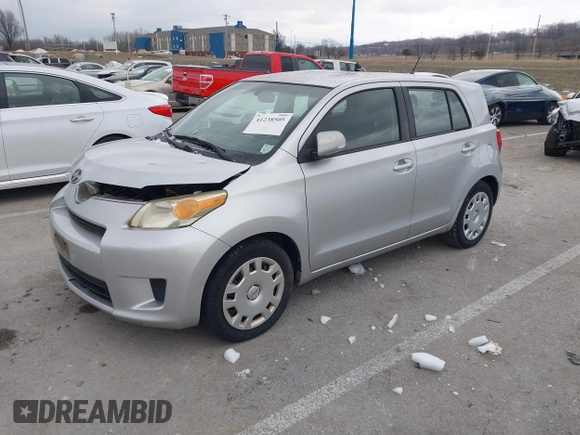2008 Scion xD z VIN JTKKU10498J030179, wystawiony jako IAAI lot #41238505 z przebiegiem 265 597 mil mil oraz . Historia ofert i sprzedaży dostępna na DreamBid. Obrazek 2.