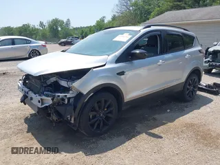 2017 Ford Escape SE z VIN 1FMCU9G95HUD37371, wystawiony jako IAAI lot #42393304 z przebiegiem 76 039 mil mil oraz . Historia ofert i sprzedaży dostępna na DreamBid. Obrazek 2.