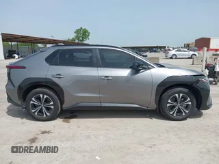2024 Toyota bZ4X XLE z VIN JTMAAAAA9RA051518, wystawiony jako IAAI lot #42258363 z przebiegiem 2 866 mil mil oraz . Historia ofert i sprzedaży dostępna na DreamBid. Obrazek 13.