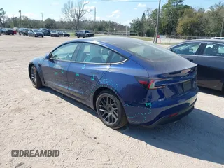 2025 Tesla Model 3 Long Range z VIN 5YJ3E1EB4SF876945, wystawiony jako IAAI lot #41518965 z przebiegiem 591 mil mil oraz . Historia ofert i sprzedaży dostępna na DreamBid. Obrazek 3.
