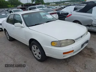 1996 Toyota Camry LE z VIN 4T1BF12K0TU863496, wystawiony jako IAAI lot #42476471 z przebiegiem 272 419 mil mil oraz . Historia ofert i sprzedaży dostępna na DreamBid. Obrazek 1.
