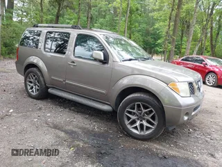 2005 Nissan Pathfinder SE z VIN 5N1AR18WX5C748572, wystawiony jako IAAI lot #42180475 z przebiegiem 291 301 mil mil oraz . Historia ofert i sprzedaży dostępna na DreamBid. Obrazek 1.