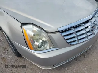 2008 Cadillac DTS 1SA z VIN 1G6KD57Y28U146610, wystawiony jako IAAI lot #42321563 z przebiegiem 76 837 mil mil oraz . Historia ofert i sprzedaży dostępna na DreamBid. Obrazek 6.