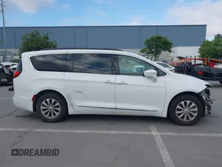 2017 Chrysler Pacifica Touring L z VIN 2C4RC1BG0HR533823, wystawiony jako IAAI lot #42194457 z przebiegiem 163 709 mil mil oraz . Historia ofert i sprzedaży dostępna na DreamBid. Obrazek 14.