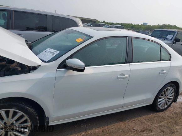 2015 Volkswagen Jetta SE with VIN 3VWD17AJ7FM302290, listed as a IAAI auction lot 42371920 with 127,631 mi miles and . Bid and sale history available at DreamBid. Image 14.