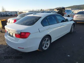 2015 BMW 3 Series 328i xDrive z VIN WBA3B5G59FNS19442, wystawiony jako IAAI lot #40711946 z przebiegiem 45 958 mil mil oraz . Historia ofert i sprzedaży dostępna na DreamBid. Obrazek 4.