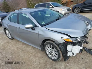 2024 Toyota Camry LE z VIN 4T1C11AK8RU842148, wystawiony jako IAAI lot #41679631 z przebiegiem 20 329 mil mil oraz . Historia ofert i sprzedaży dostępna na DreamBid. Obrazek 1.