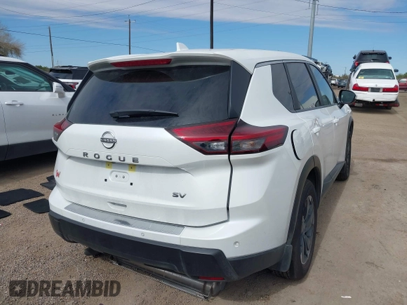 2024 Nissan Rogue SV z VIN JN8BT3BA3RW359753, wystawiony jako IAAI lot #41414024 z przebiegiem 5 038 mil mil oraz . Historia ofert i sprzedaży dostępna na DreamBid. Obrazek 4.