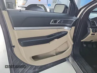 2017 Ford Explorer XLT z VIN 1FM5K8D89HGD08040, wystawiony jako IAAI lot #42516623 z przebiegiem 50 937 mil mil oraz . Historia ofert i sprzedaży dostępna na DreamBid. Obrazek 10.