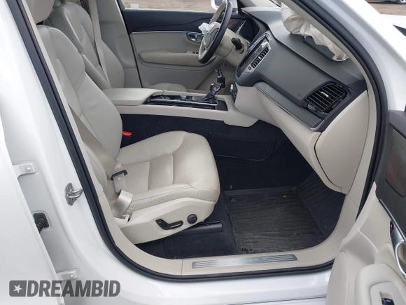 2020 Volvo XC90 Momentum with VIN YV4102PK8L1552784, listed as a IAAI auction lot 41416039 with 53,302 mi miles. Bid and sale history available at carsss.com. Image 5.