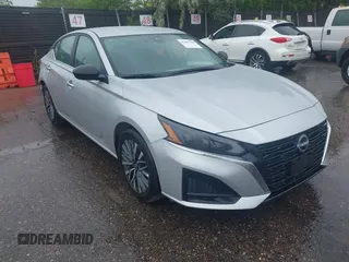 2025 Nissan Altima SV z VIN 1N4BL4DV0SN366601, wystawiony jako IAAI lot #42405749 z przebiegiem 4 790 mil mil oraz . Historia ofert i sprzedaży dostępna na DreamBid. Obrazek 1.
