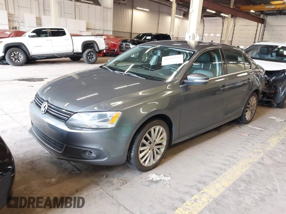 2014 Volkswagen Jetta SEL z VIN 3VWL17AJ8EM388218, wystawiony jako IAAI lot #41862353 z przebiegiem 140 514 mil mil oraz . Historia ofert i sprzedaży dostępna na DreamBid. Obrazek 2.