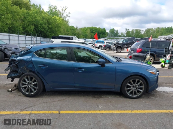 2018 Mazda 3 Touring z VIN 3MZBN1L38JM235604, wystawiony jako IAAI lot #42333995 z przebiegiem 69 541 mil mil oraz . Historia ofert i sprzedaży dostępna na DreamBid. Obrazek 13.