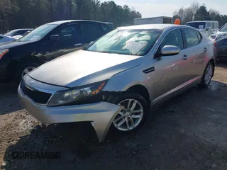 2013 Kia Optima LX z VIN KNAGM4A71D5401777, wystawiony jako IAAI lot #41639973 z przebiegiem 218 938 mil mil oraz . Historia ofert i sprzedaży dostępna na DreamBid. Obrazek 2.