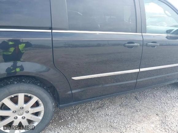 2014 Chrysler Town & Country Touring with VIN 2C4RC1BG8ER303507, listed as a IAAI auction lot 42008446 with 118,374 mi miles. Bid and sale history available at carsss.com. Image 6.