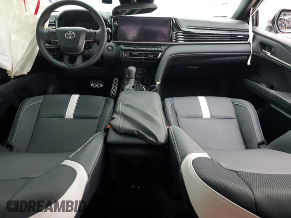 2025 Toyota Camry LE z VIN 4T1DAACK7SU540518, wystawiony jako Copart lot #55865235 z przebiegiem 13 124 mil mil oraz Szkoda całkowita • Salvage title. Historia ofert i sprzedaży dostępna na DreamBid. Obrazek 8.