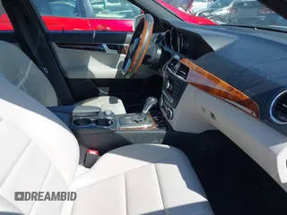 2012 Mercedes-Benz C 250 Sport z VIN WDDGF4HB1CA725623, wystawiony jako IAAI lot #42020594 z przebiegiem 53 714 mil mil oraz . Historia ofert i sprzedaży dostępna na DreamBid. Obrazek 5.