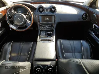 2016 Jaguar XJ R-Sport z VIN SAJWA1C77G8V95450, wystawiony jako Copart lot #77933704 z przebiegiem 55 733 mil mil oraz Szkoda całkowita • Salvage title. Historia ofert i sprzedaży dostępna na DreamBid. Obrazek 8.