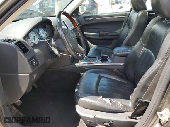 2008 Chrysler 300 C Hemi z VIN 2C3KA63H28H287802, wystawiony jako Copart lot #55748875 z przebiegiem 218 568 mil mil oraz Nie do naprawy • Non repairable. Historia ofert i sprzedaży dostępna na DreamBid. Obrazek 7.