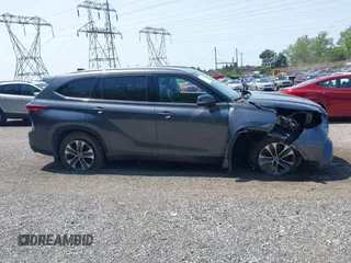2022 Toyota Highlander XLE with VIN 5TDGZRBH6NS573548, listed as a IAAI auction lot 42398936 with 60,415 mi miles and . Bid and sale history available at DreamBid. Image 14.