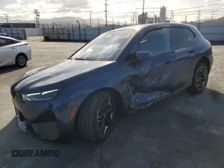 2023 BMW iX xDrive50 z VIN WB523CF02PCM05015, wystawiony jako Copart lot #51705825 z przebiegiem 13 032 mil mil oraz Szkoda całkowita • Salvage title. Historia ofert i sprzedaży dostępna na DreamBid. Obrazek 1.