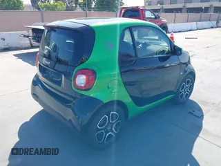 2017 Smart fortwo Pure z VIN WMEFJ9BA9HK226752, wystawiony jako IAAI lot #42420588 z przebiegiem Nie podano mil oraz . Historia ofert i sprzedaży dostępna na DreamBid. Obrazek 4.