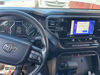 2022 Toyota Tundra SR z VIN 5TFKB5AA7NX016492, wystawiony jako Copart lot #53257685 z przebiegiem 16 896 mil mil oraz Czysty tytuł • Clean title. Historia ofert i sprzedaży dostępna na DreamBid. Obrazek 9.