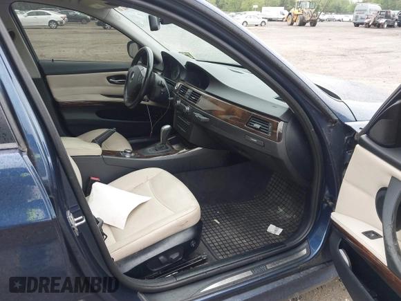 2011 BMW 3 Series 328i xDrive z VIN WBAPK5G51BNN29628, wystawiony jako IAAI lot #42245328 z przebiegiem 177 218 mil mil oraz . Historia ofert i sprzedaży dostępna na DreamBid. Obrazek 5.