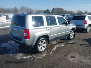 2016 Jeep Patriot Latitude z VIN 1C4NJPFB6GD789150, wystawiony jako IAAI lot #41580696 z przebiegiem 156 848 mil mil oraz . Historia ofert i sprzedaży dostępna na DreamBid. Obrazek 4.