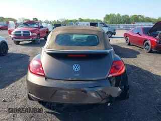 2015 Volkswagen Beetle z VIN 3VW5A7AT8FM818972, wystawiony jako IAAI lot #41966746 z przebiegiem 144 699 mil mil oraz . Historia ofert i sprzedaży dostępna na DreamBid. Obrazek 16.