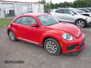 2019 Volkswagen Beetle S с VIN 3VWFD7AT0KM720833, выставлен на аукционе IAAI как лот 40231743 с пробегом 38 227 миль миль и . История ставок и продаж доступна на DreamBid. Изображение 1.