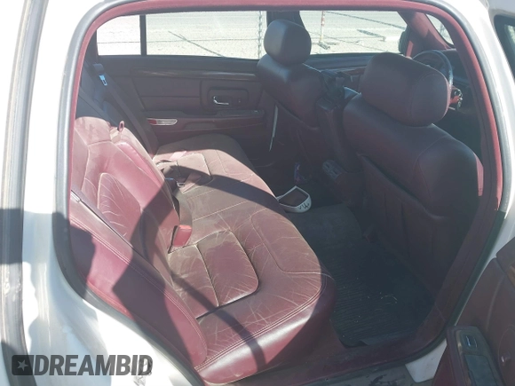 1999 Cadillac DeVille z VIN 1G6KD54Y6XU728681, wystawiony jako IAAI lot #41362191 z przebiegiem 163 540 mil mil oraz . Historia ofert i sprzedaży dostępna na DreamBid. Obrazek 8.