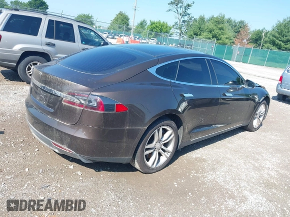 2013 Tesla Model S z VIN 5YJSA1DN6DFP03367, wystawiony jako IAAI lot #42565978 z przebiegiem 105 945 mil mil oraz . Historia ofert i sprzedaży dostępna na DreamBid. Obrazek 4.