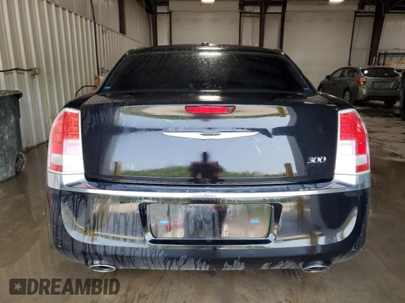 2014 Chrysler 300 z VIN 2C3CCAAG0EH132608, wystawiony jako Copart lot #59217075 z przebiegiem 215 836 mil mil oraz Szkoda całkowita • Salvage title. Historia ofert i sprzedaży dostępna na DreamBid. Obrazek 6.